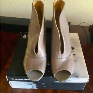 NWTS  nice Nine West Tan Genuine leather booties peep toe  Size 12- 4” heel